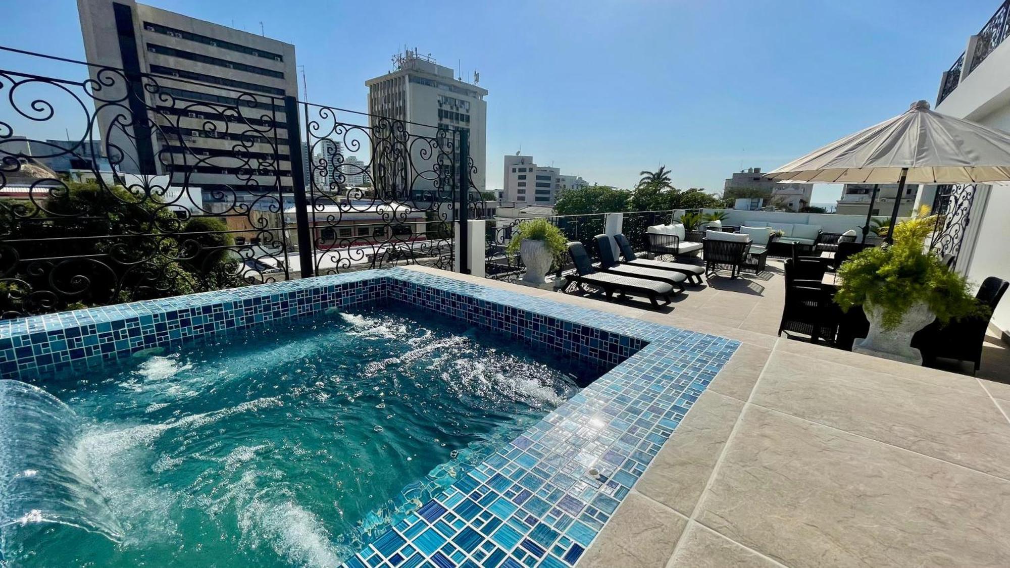 Azure Apartahotel